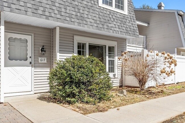 Building Photo - 617 Edgebrook Dr
