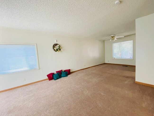 Building Photo - Spacious 2 story home in Hercules