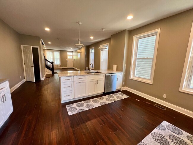 Building Photo - Beautifully Renovated 3-Bedroom Home in Ma...