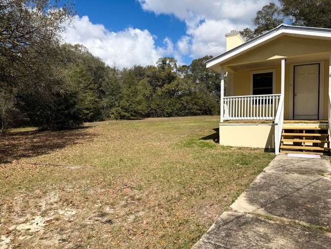Building Photo - 1026 E Chestnut Ave
