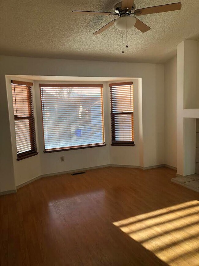 Building Photo - Nice Four Bedroom, Three bath home with Main Level Primary Bedroom, Newly Renovated