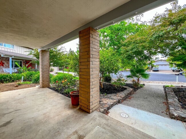 Foto del edificio - Charming Browns Valley Four Bedroom Home