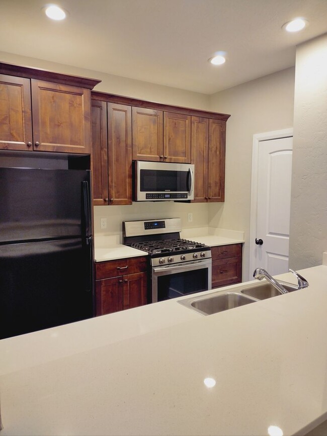 Foto del edificio - Beautiful Main St. Townhome *Move In Speci...