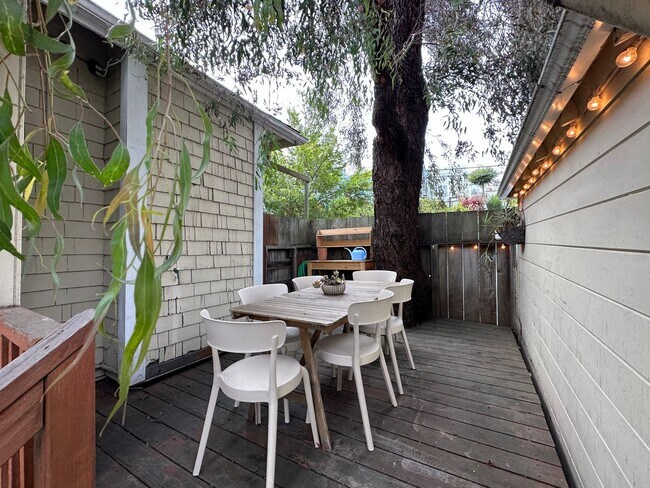 Building Photo - Beautiful 1BR+/1BA Fully Detached Home w/P...