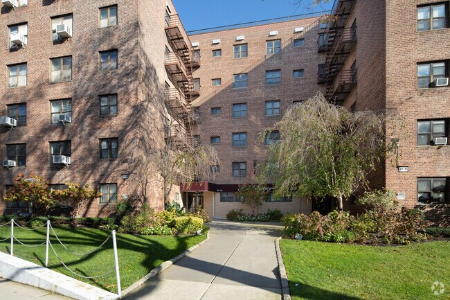 Foto del edificio - 8740 Francis Lewis Blvd