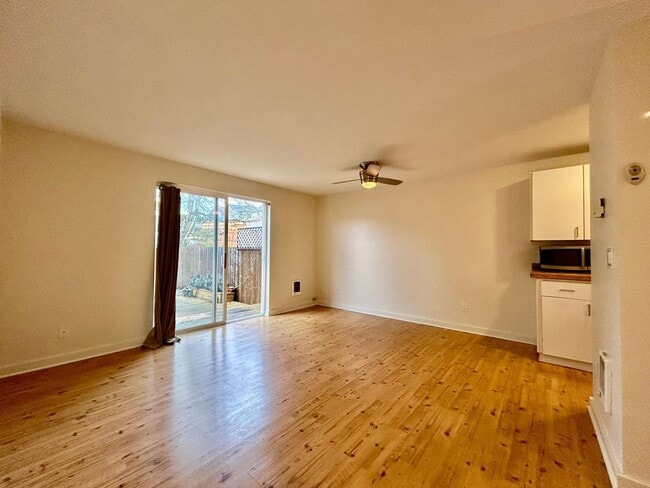 Building Photo - New Appliances, Carpet & Paint 2 Bed 1.5 B...