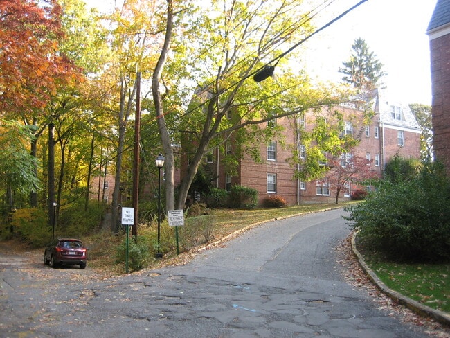 Long private driveway - 90 Pinewood Rd