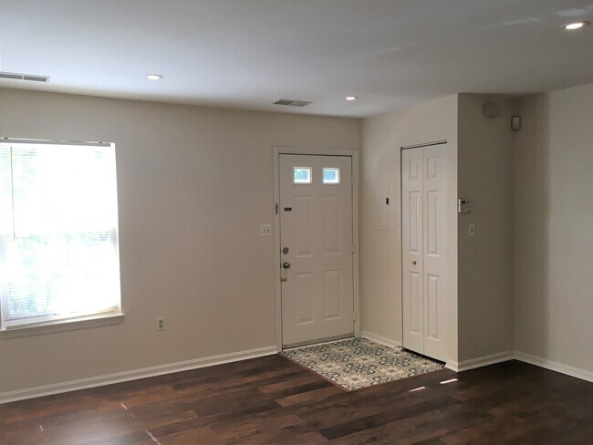 Building Photo - Gorgeous 3 BR/3 BA Townhome in Elkridge!