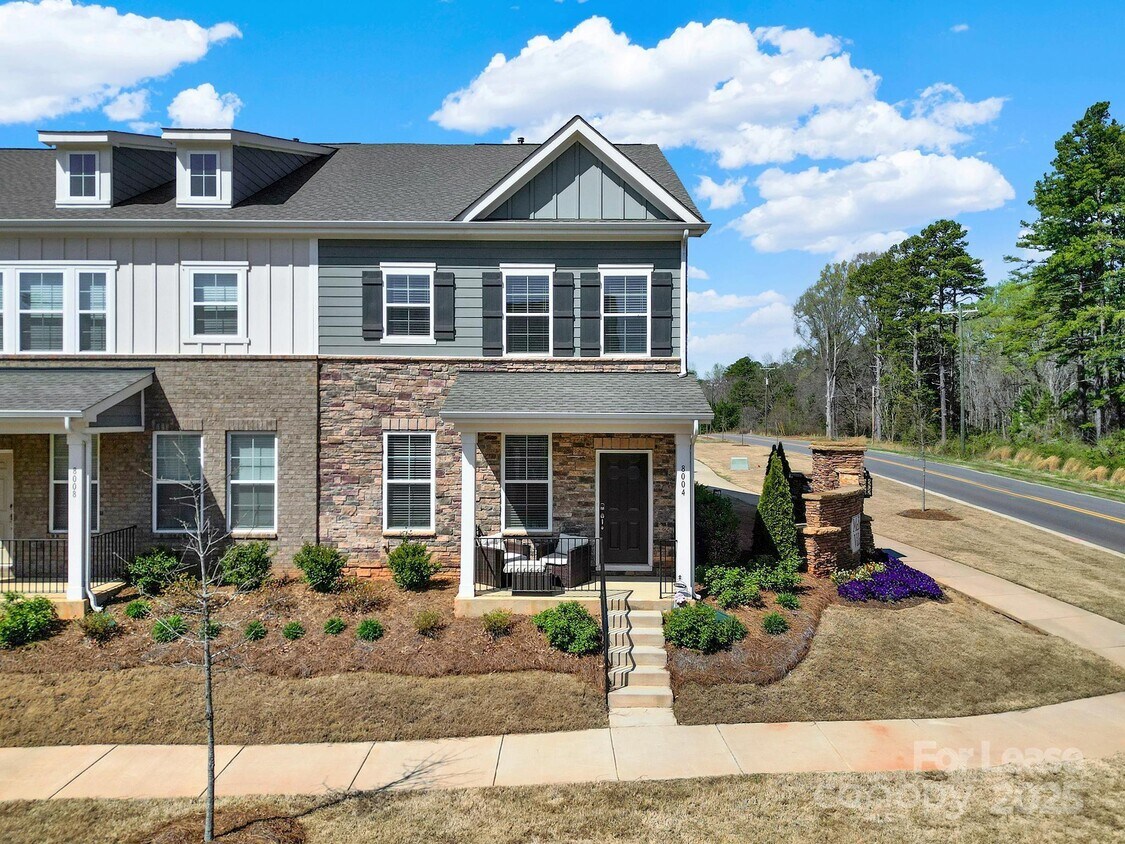 Foto principal - 8004 Whitegrove Rd