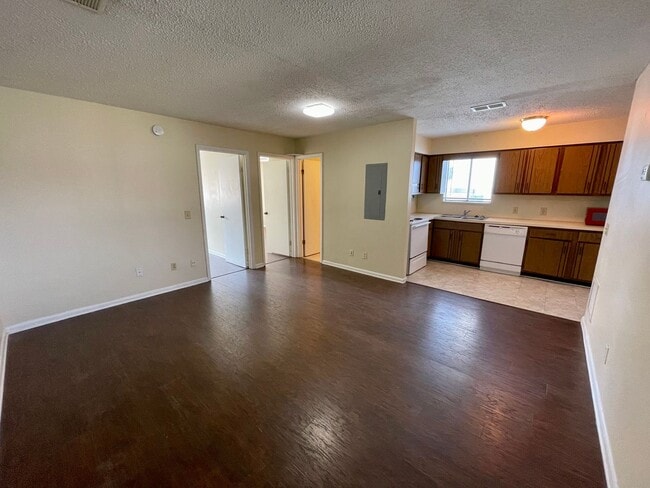 Building Photo - Beautiful 2/1 condo with 2 car garage for ...