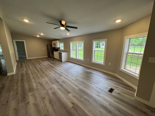 Building Photo - Completely Remodeled • 3 Bed • 2 Bath • Ne...