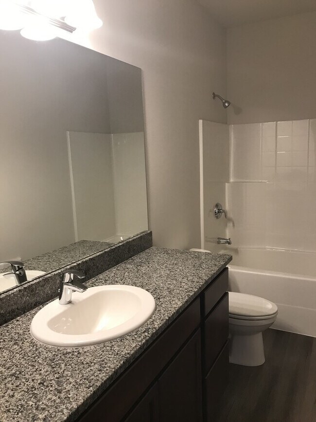 Building Photo - Beautiful Home with Quartz Countertops!
