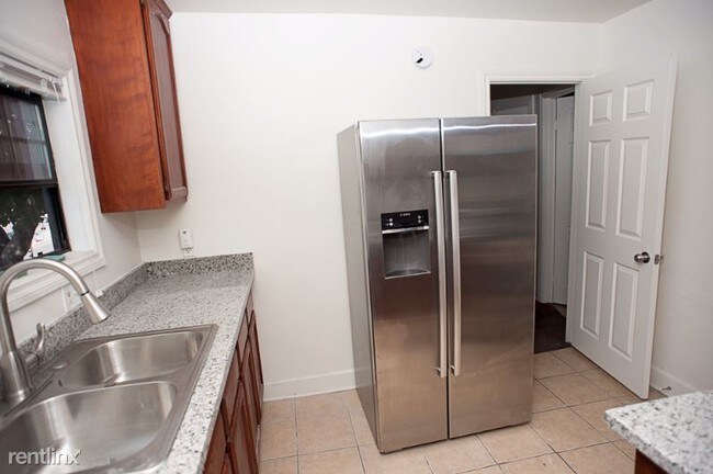 Building Photo - 2 br, 1 bath Apartment - 694 west 14th street