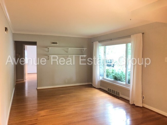 Building Photo - Charming 3 Bedroom Ranch