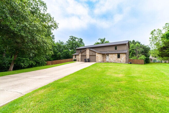 Foto del edificio - 201 Briarcrest Ct