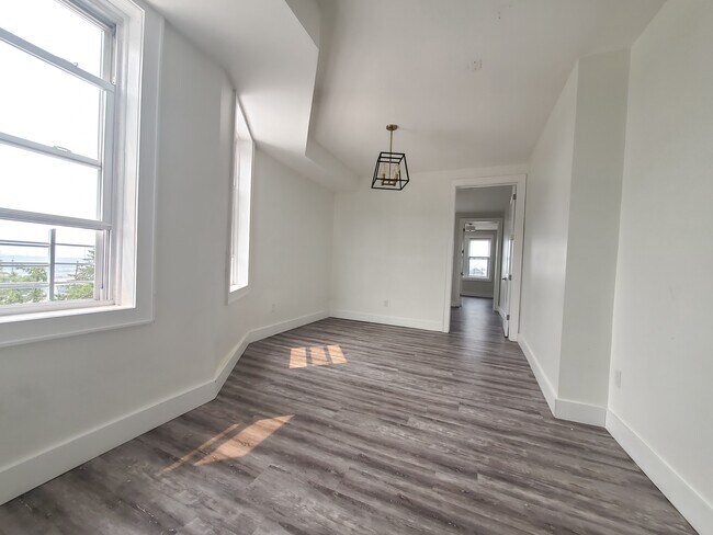 Building Photo - 261 Hutton St