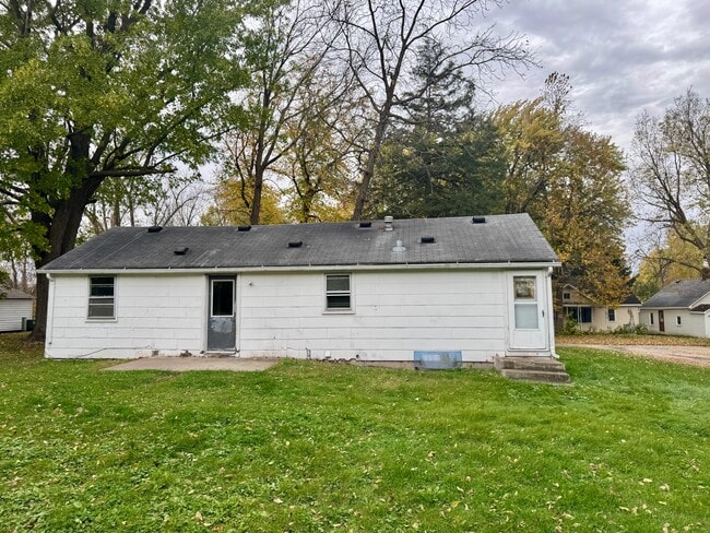 Building Photo - 975 S Armstrong Ave