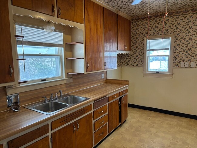 Building Photo - 3 Bedroom House