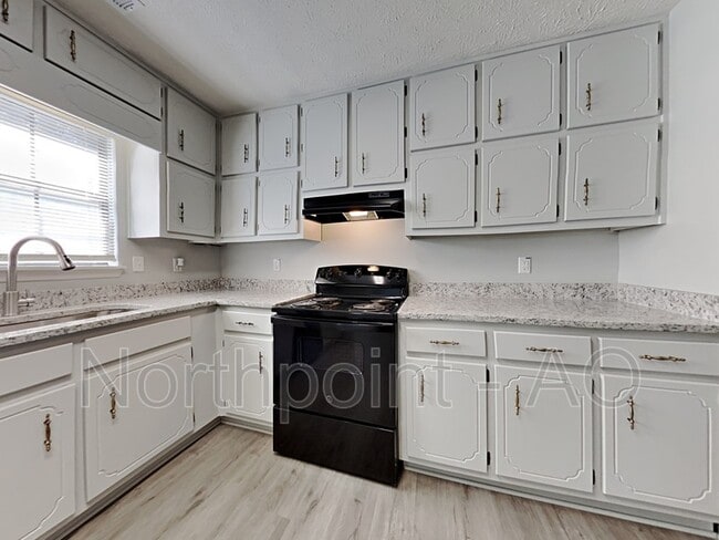 Building Photo - 739 S Carter Dr