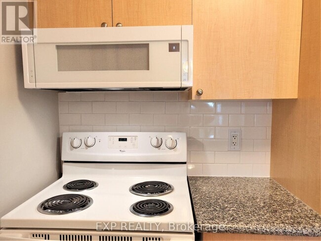 Building Photo - 60 Heintzman St