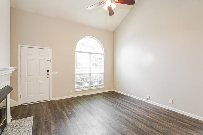 Building Photo - 3005 Creekview Ln
