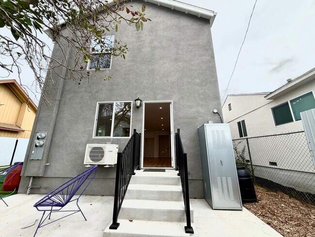 Foto del edificio - 384 Hargrave St