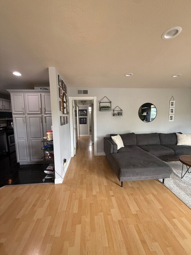 Foto del edificio - Remodeled 2 Bed, 2 Bath Condo in Quiet Gated Lomita Community