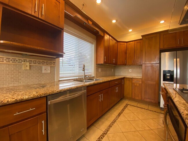 Building Photo - 3 bedroom Renton home with views!