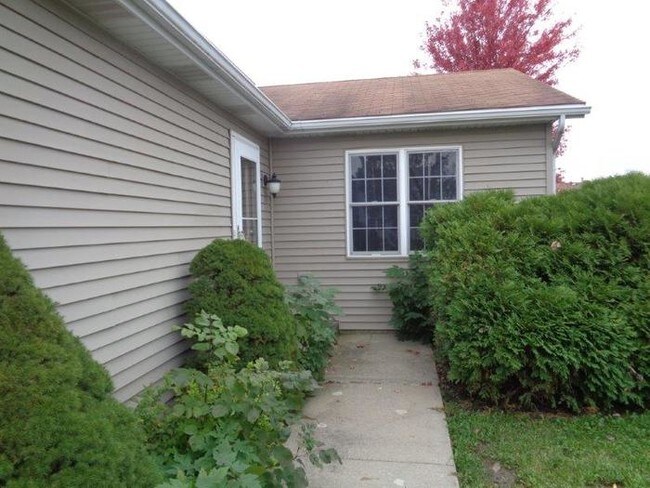 Building Photo - 909 Redwood Dr