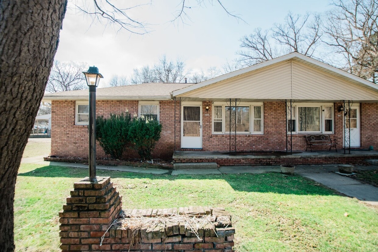 Primary Photo - 3 bedroom / 1 bathroom Duplex in Portage