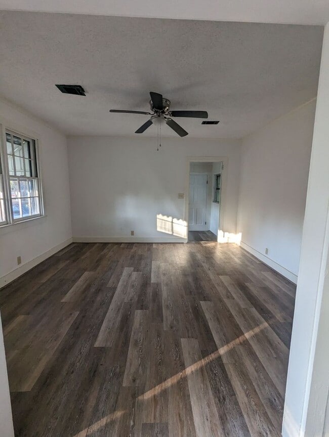 Building Photo - Beautiful 3 bedroom 1.5 bathroom rental home.