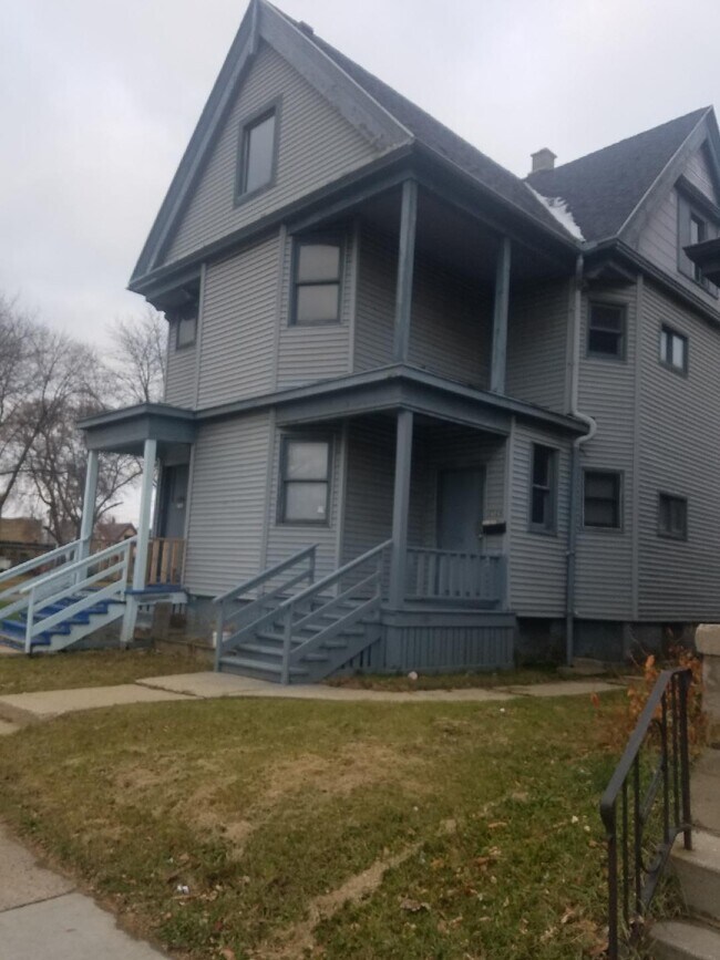 Building Photo - 2526 W Center St