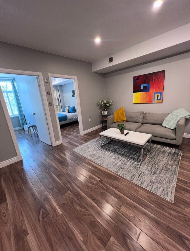 Building Photo - 828 Dundas St W