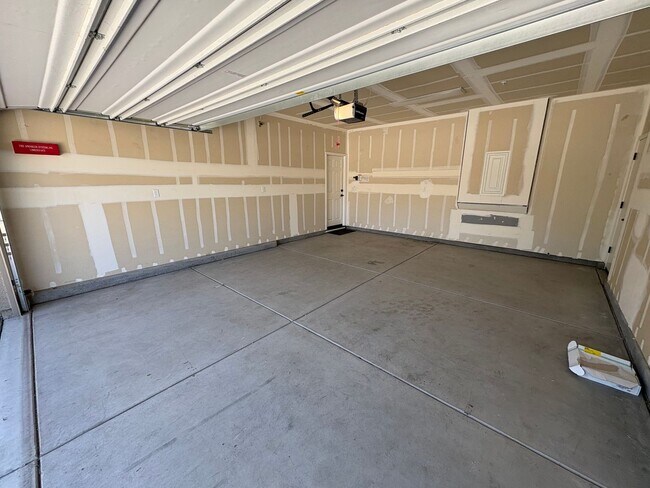 Foto del edificio - Lovely SE Tulare available now!