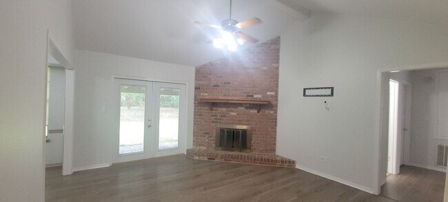 Foto del edificio - Beautiful 3 bedroom/2 bath with fireplace and huge covered back patio!