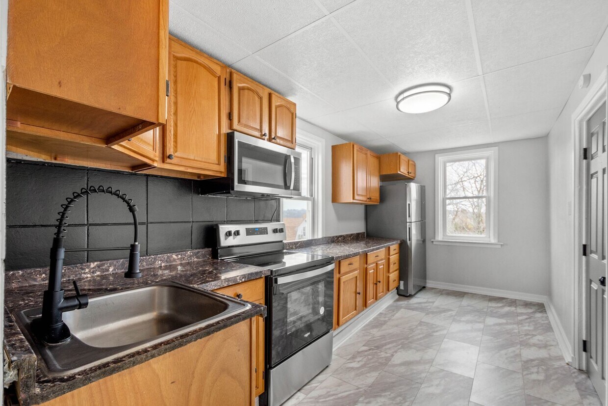 Stunning 6 bedroom, 2 bathroom and 2 kitch... - Stunning 6 bedroom, 2 bathroom and 2 kitch...
