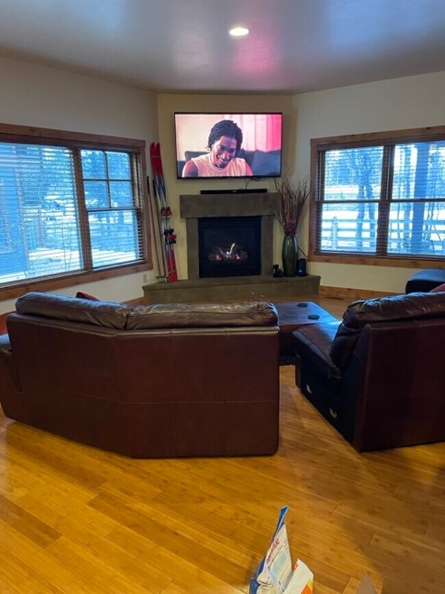 Building Photo - 3 Bed 2.5 Bath Furnished Townhouse