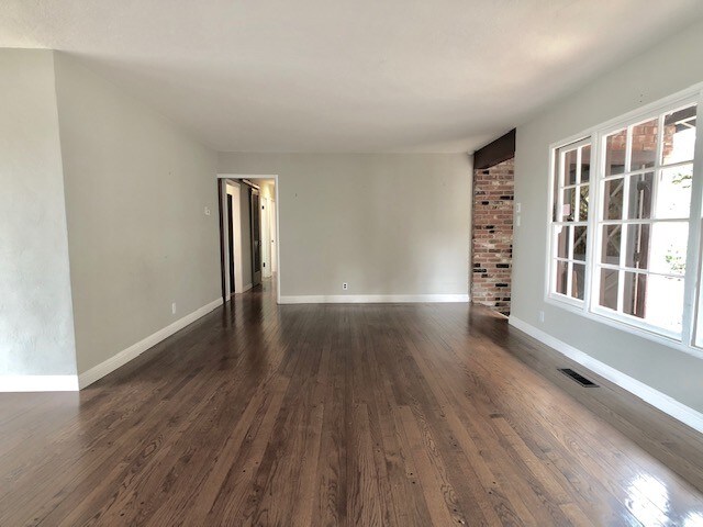 Foto del edificio - 7843 Hillmont Dr