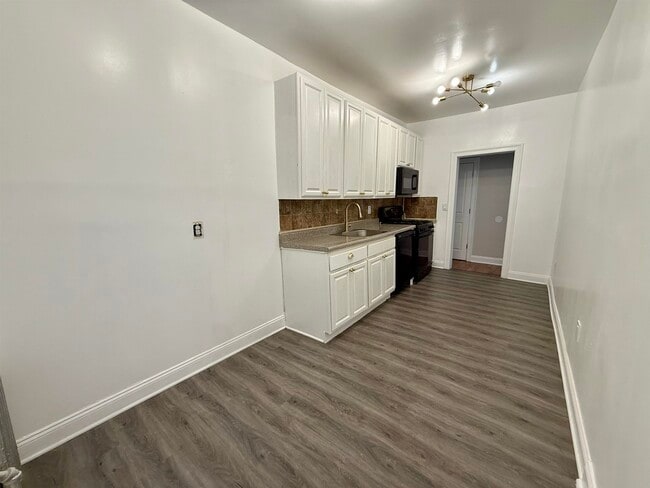 Building Photo - 546 Bergen Ave