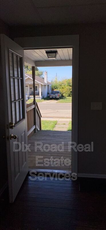 Building Photo - 526 Brandt St