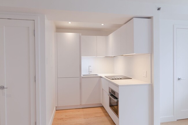 Building Photo - 25 Av des Pins O