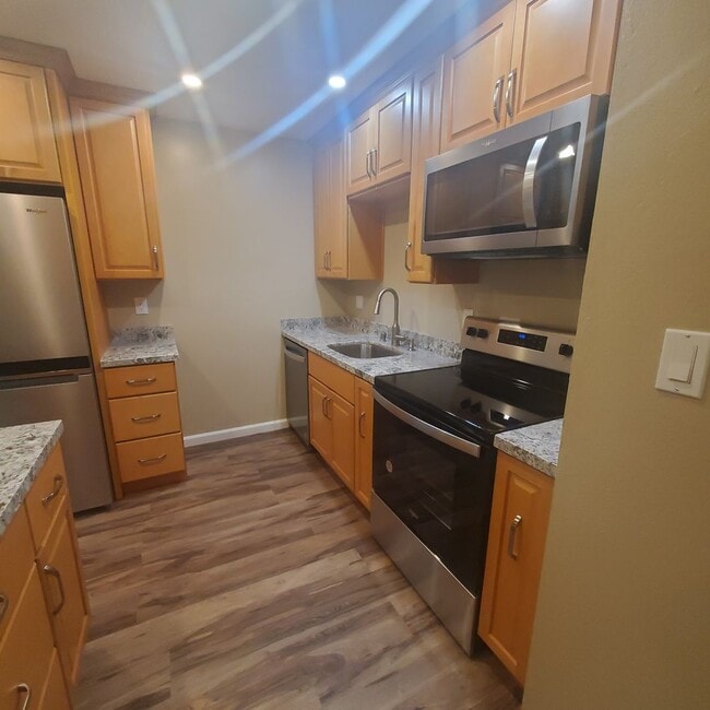 Building Photo - Sparkling Upgrades & Convenient Pleasant H...