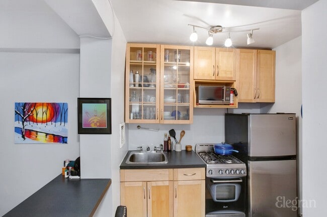 Building Photo - 229 E 28th St