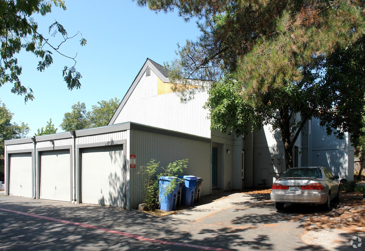 Primary Photo - 1720 Mission Blvd