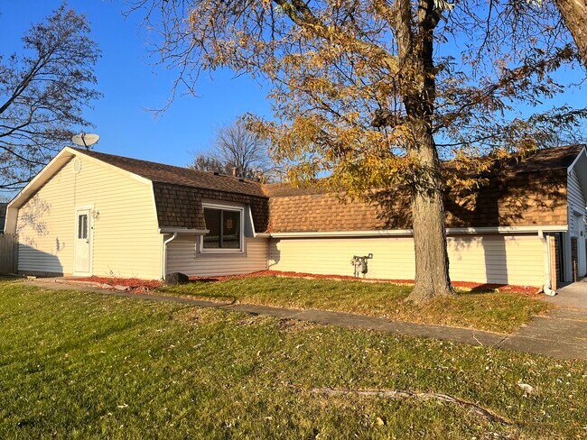 Building Photo - 1742 Amherst Cir