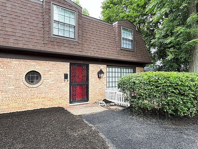Building Photo - 114 W Hillside Ave
