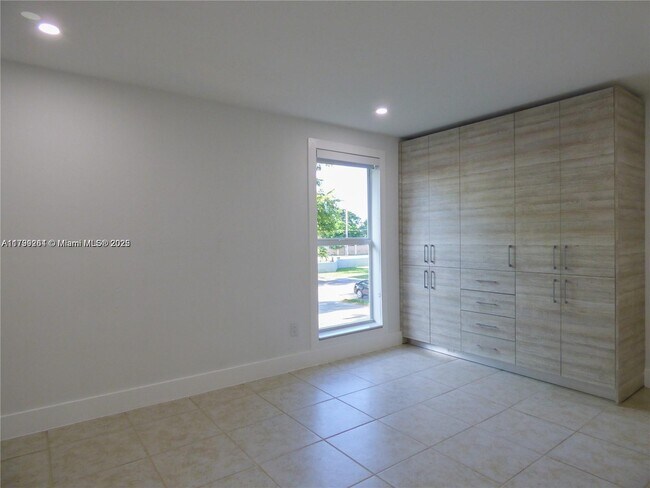 Building Photo - 10355 N Kendall Dr