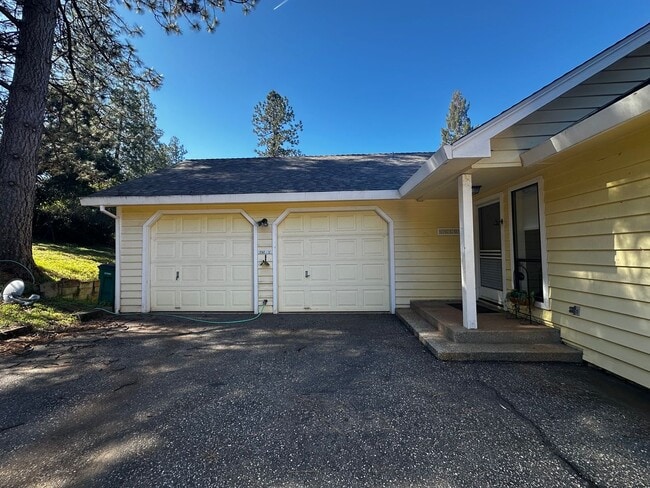 Building Photo - Light Filled 4 Bedroom 2.5 Bathroom Two-St...