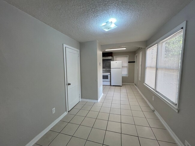 Foto del edificio - Recently renovated 2/1 Springfield Apartment!