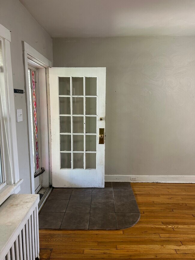 Foto del edificio - 5848 Burchfield Ave